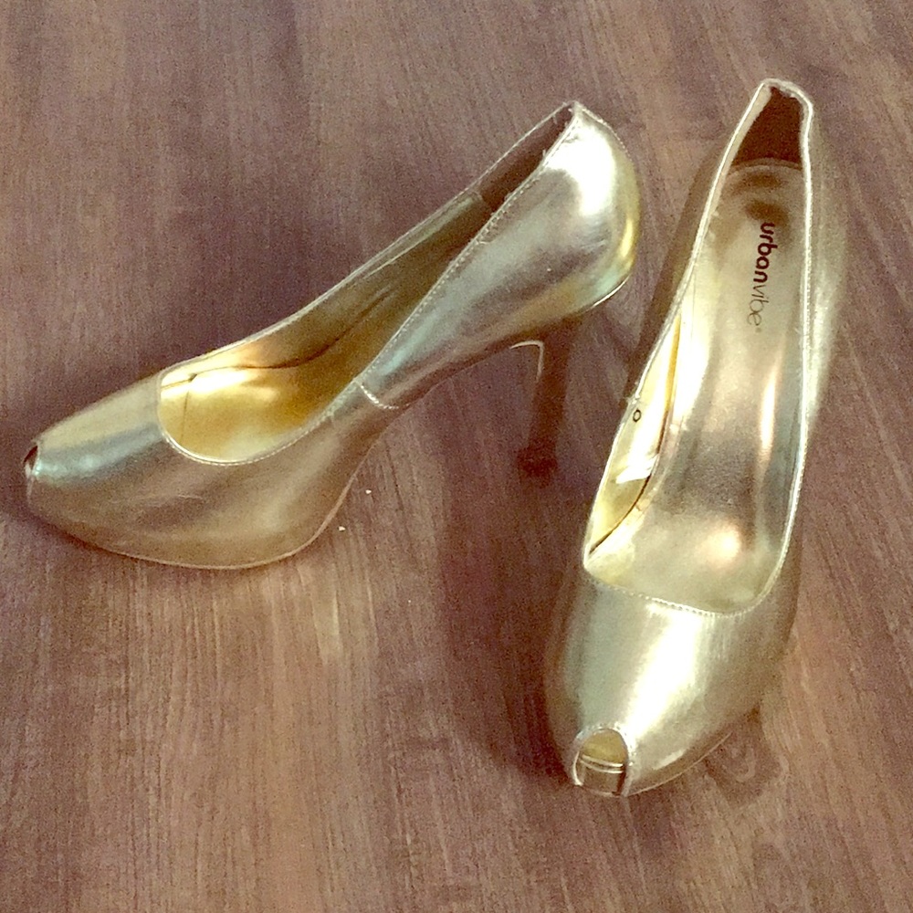 Women’s Open Tow Heels Size 8. Gold